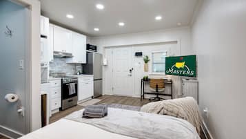 Tabla de planchar con plancha, wifi, ropa de cama