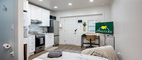 Tabla de planchar con plancha, wifi, ropa de cama