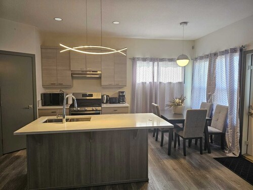 Spacious 4BR Home | Sleeps 9 | Near U of L and YMCA| Family Friendly