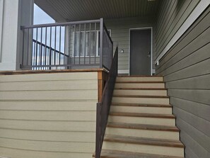 Exterior detail - Spacious 4BR Home | Sleeps 9 | Near U of L and YMCA| Family Friendly (Lethbridge)