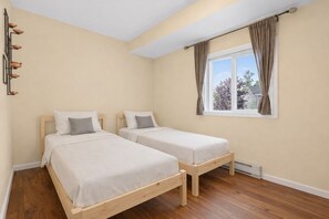 3 bedrooms, WiFi, bed sheets - Family Oasis and Ski Escape (Wasaga Beach)