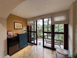 Mini-Kühlschrank, Mikrowelle, Herdplatte, Espressomaschine