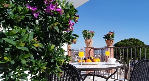 Large villa with sea view, ideal for groups of 24 people!