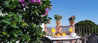 Large villa with sea view, ideal for groups of 24 people!