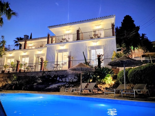 Boutique accommodation with pool and sea views. 24 guests!