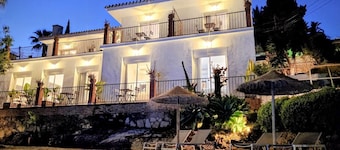 Large villa with sea view, ideal for groups of 24 guests!