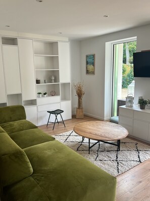 Living area - 8-bed house with garden (Paris)