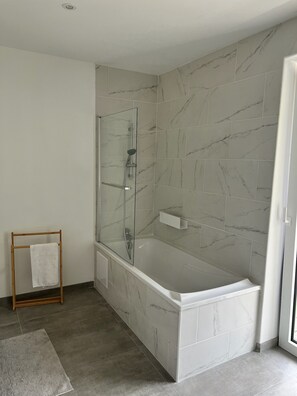 Shower, hair dryer, towels, soap - 8-bed house with garden (Paris)