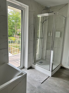 Shower, hair dryer, towels, soap - 8-bed house with garden (Paris)