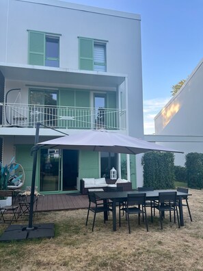 Outdoor dining - 8-bed house with garden (Paris)