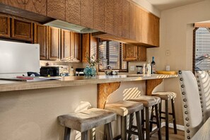 Fridge, microwave, oven, stovetop - Maple Lane w/ Hot Tub & EV charger, Pet Friendly (Big Bear)