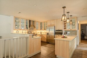 Fridge, microwave, oven, stovetop - Live Love Lake Cabin, w/ Hot Tub - Walk to Village (Big Bear Lake)