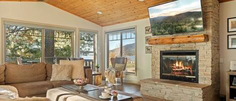 Televisión y chimenea