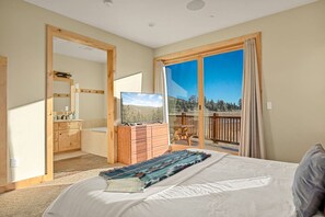 5 bedrooms, desk, iron/ironing board, WiFi - Luxurious Coyote Flat w/ Lake Views & Game Room (Big Bear Lake)