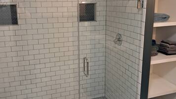 Douche, sèche-cheveux, serviettes fournies, savon