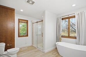 Douche, sèche-cheveux, serviettes fournies, savon