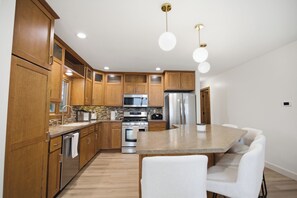 Mikrobølgeovn, ovn, kokeplater og oppvaskmaskin