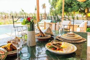 Outdoor dining - Cozy Villa with Pool Zellij & Garden View (Ghazoua)