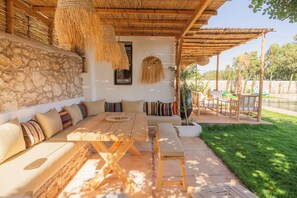 Outdoor dining - Cozy Villa with Pool Zellij & Garden View (Ghazoua)
