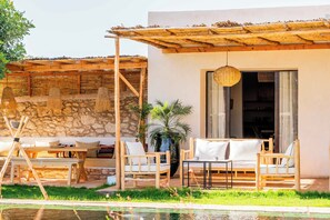 Outdoor dining - Cozy Villa with Pool Zellij & Garden View (Ghazoua)