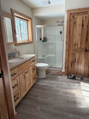 Douche, serviettes fournies, papier toilette