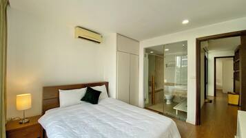 Deluxe appartement, 2 slaapkamers, balkon, uitzicht op de stad | Een bureau, een laptopwerkplek, verduisterende gordijnen, gratis wifi