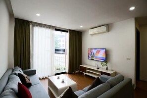 32-inch LCD TV with cable channels - Maison Nha 15 To Ngoc Van (Tay Ho)