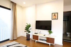 Desk, laptop workspace, blackout curtains, free WiFi - Maison Nha 15 To Ngoc Van (Tay Ho)