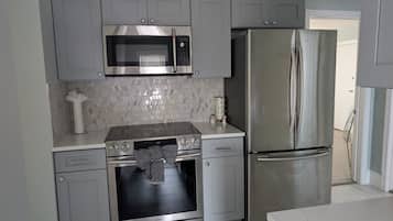 Microondas, horno y placa de cocina