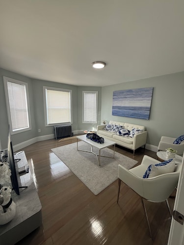 Serene 2-bedroom apartment in quaint Pawtucket perfect for relaxing