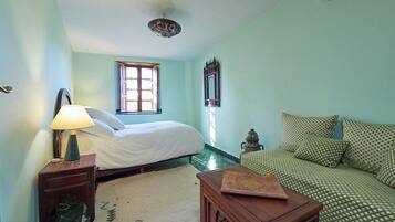 Quarto casal básico, vista para a cidade | Cofres nos quartos, Wi-Fi de cortesia