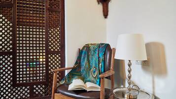 Chambre Double Deluxe, vue cour intérieure | Salle de bain