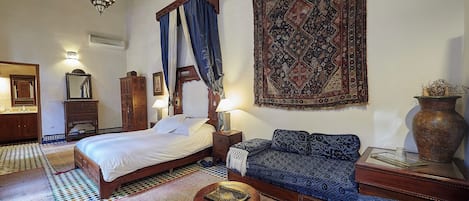 Double Room, Courtyard View | In-room safe, free WiFi