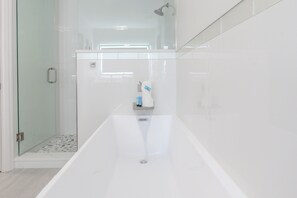 Shower, hair dryer, towels - 🛥️🌴Private Heated Pool | Bayfront w/ Boat Dock | Island Bay Retreat (Fort Myers Beach)