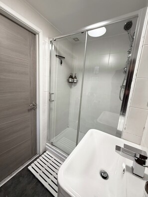 Shower, hair dryer, towels, soap - MZ Residences | Modern Family Home Away From Home – Sleeps 10 (Manchester)