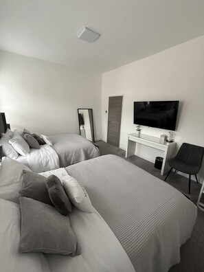 Iron/ironing board, WiFi, bed sheets - MZ Residences | Modern Family Home Away From Home – Sleeps 10 (Manchester)