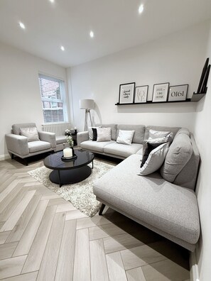 TV - MZ Residences | Modern Family Home Away From Home – Sleeps 10 (Manchester)