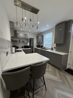 Microwave, oven, stovetop, dishwasher - MZ Residences | Modern Family Home Away From Home – Sleeps 10 (Manchester)
