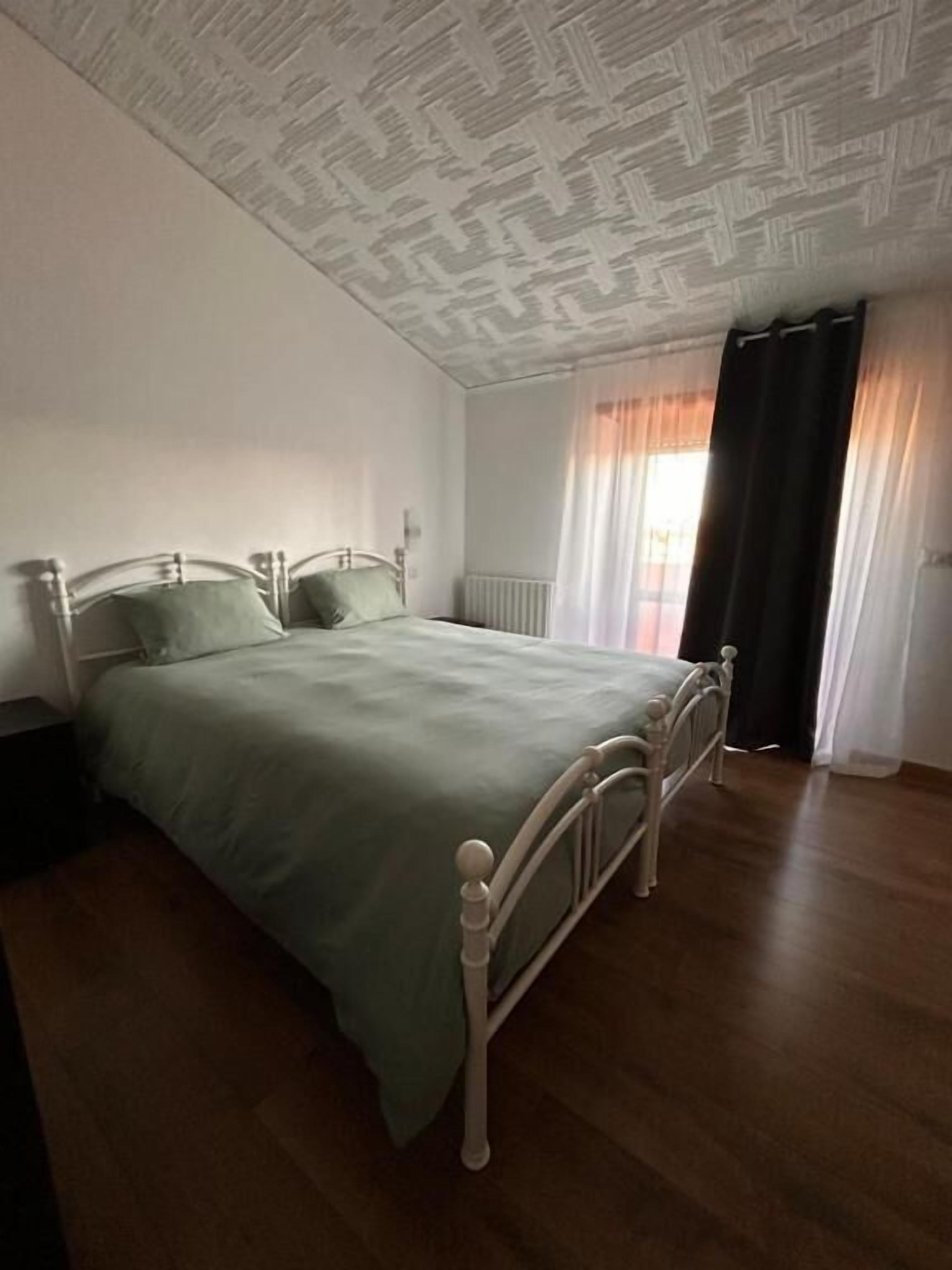 Cortinas opacas, tabla de planchar con plancha, wifi gratis