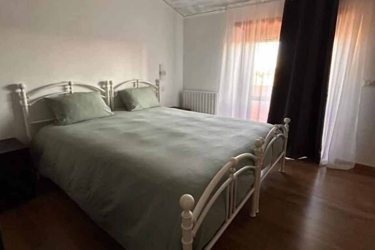 Cortinas opacas, tabla de planchar con plancha, wifi gratis