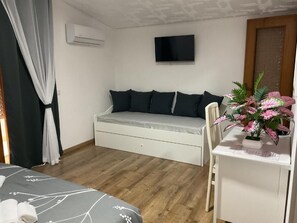 Blackout drapes, iron/ironing board, free WiFi - B&B AIRPORTANDGO (Fiumicino)