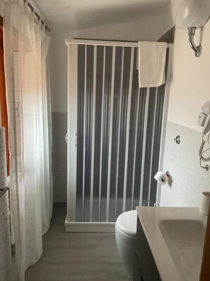 Baño | Secador de pelo, jabón, champú y papel higiénico