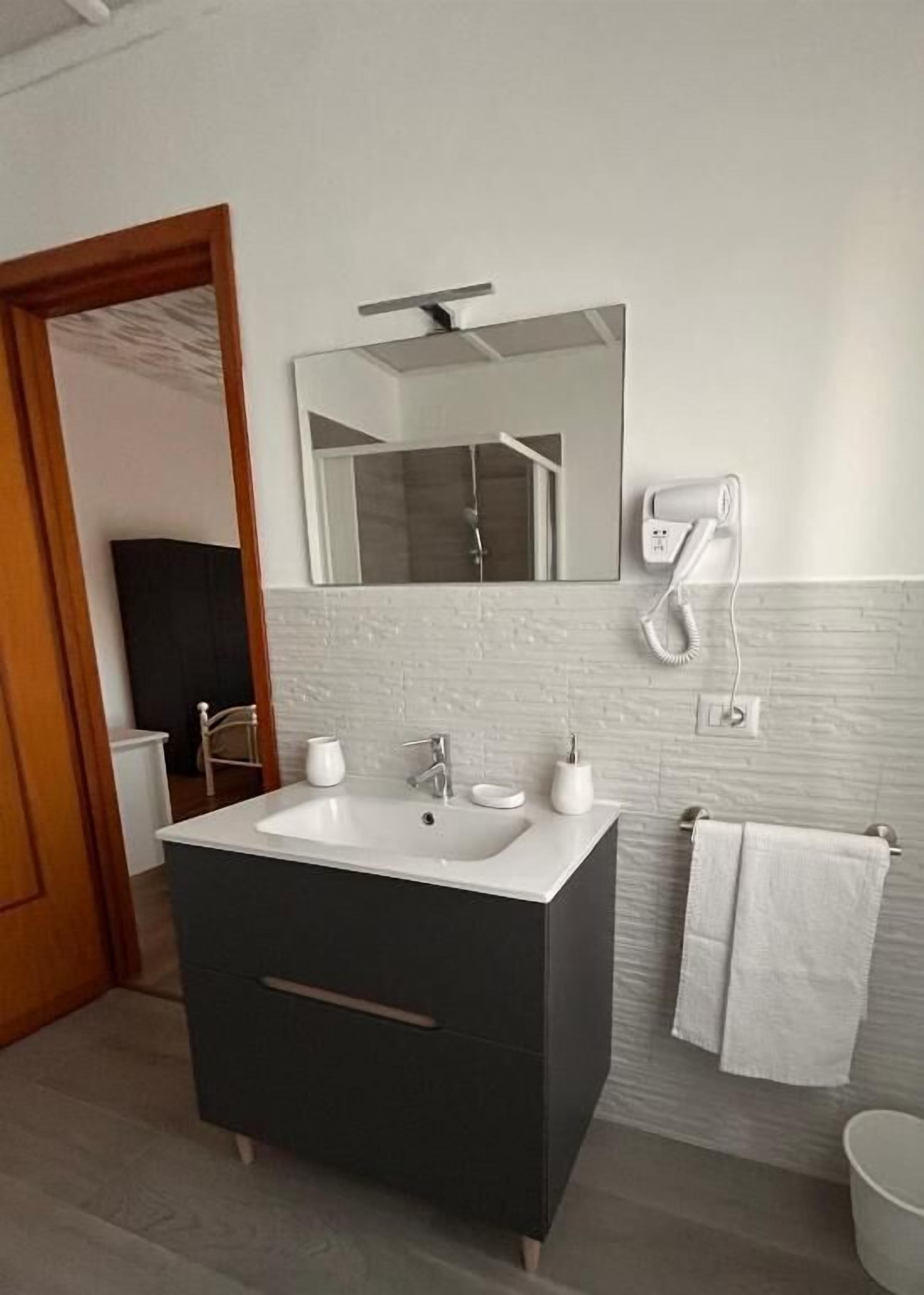 Secador de pelo, jabón, champú y papel higiénico