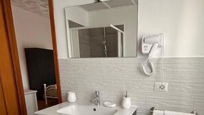 Hair dryer, bidet, soap, shampoo - B&B AIRPORTANDGO (Fiumicino)
