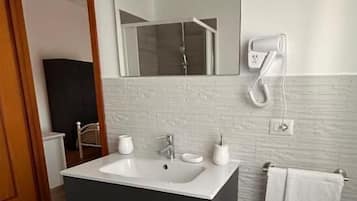 Secador de pelo, jabón, champú y papel higiénico