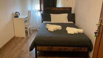 Habitación individual económica, vistas al patio | Cortinas opacas, tabla de planchar con plancha, wifi gratis