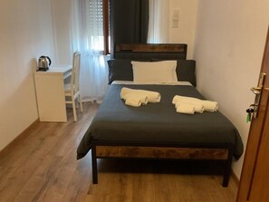 Habitación individual económica, vistas al patio | Cortinas opacas, tabla de planchar con plancha, wifi gratis