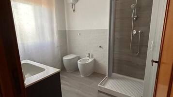 Secador de pelo, jabón, champú y papel higiénico