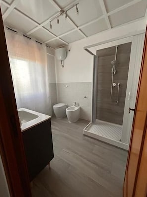 Secador de pelo, jabón, champú y papel higiénico