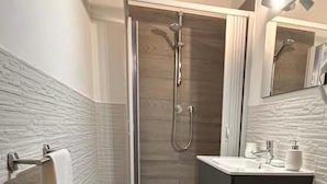 Economy Single Room, Courtyard View | Bathroom - B&B AIRPORTANDGO (Fiumicino)